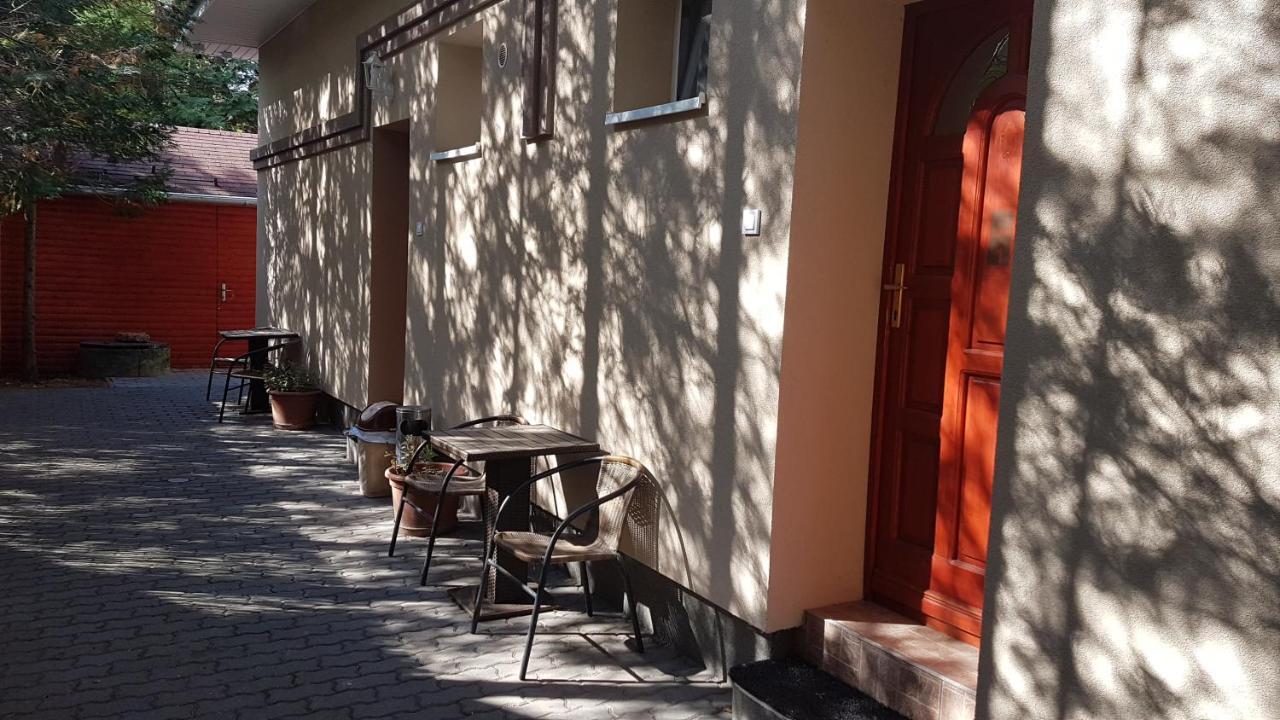 The Corner House Panzió Hotel Tata Exterior foto